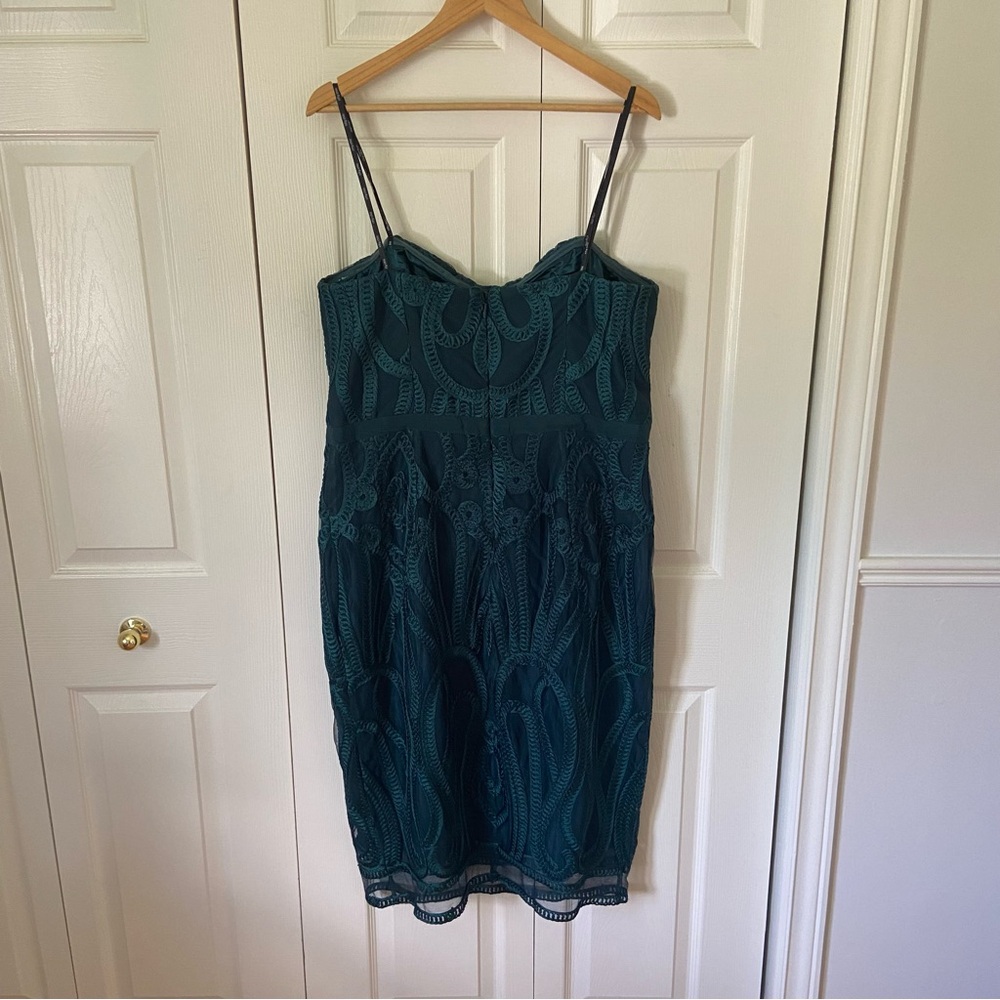 Elegant Green Lace Midi Dress - Picture 8 of 13